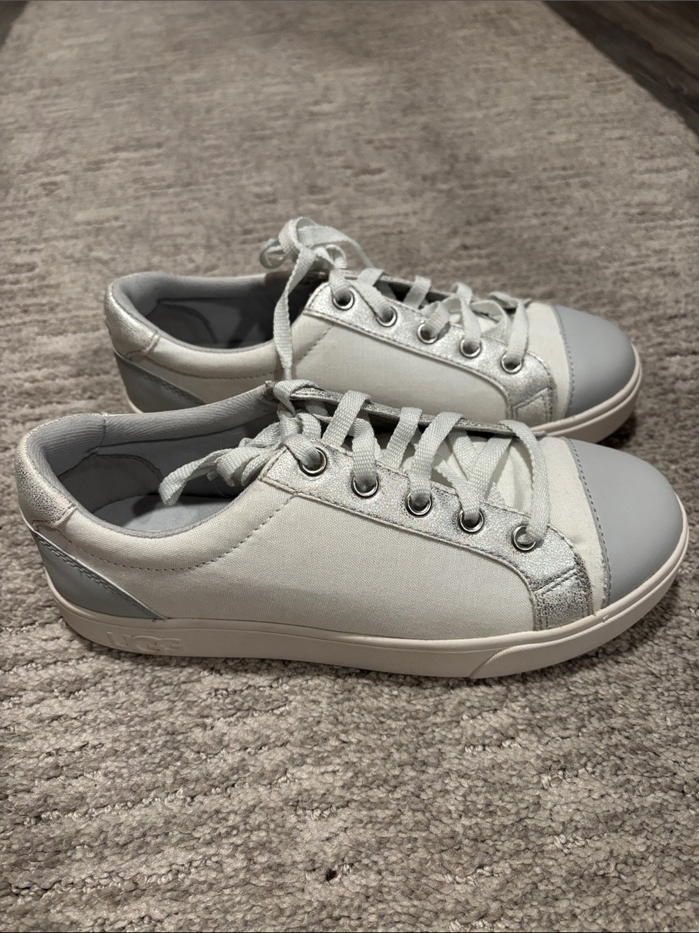 Ugg Kids Casual Lace-Up Sneakers in Light Gray size 4